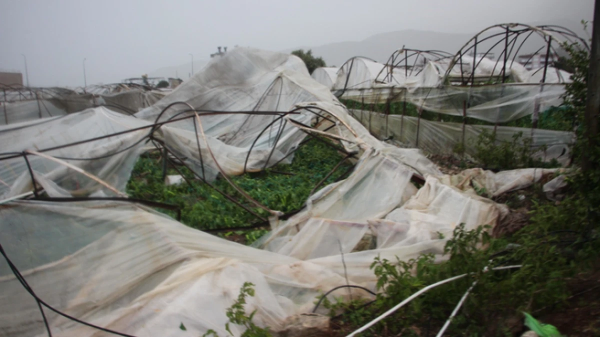 &Ouml;rt&uuml; altı tarımın merkezi Kumluca'da hortum b&uuml;y&uuml;k hasara yol a&ccedil;tı