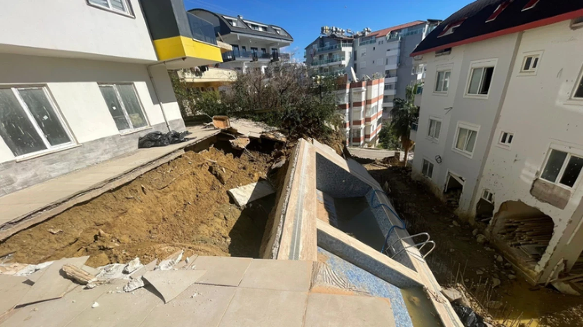 Sağanak sonrası apartman bah&ccedil;esindeki havuz &ccedil;&ouml;kt&uuml;, 7 katlı apartman tahliye edildi 