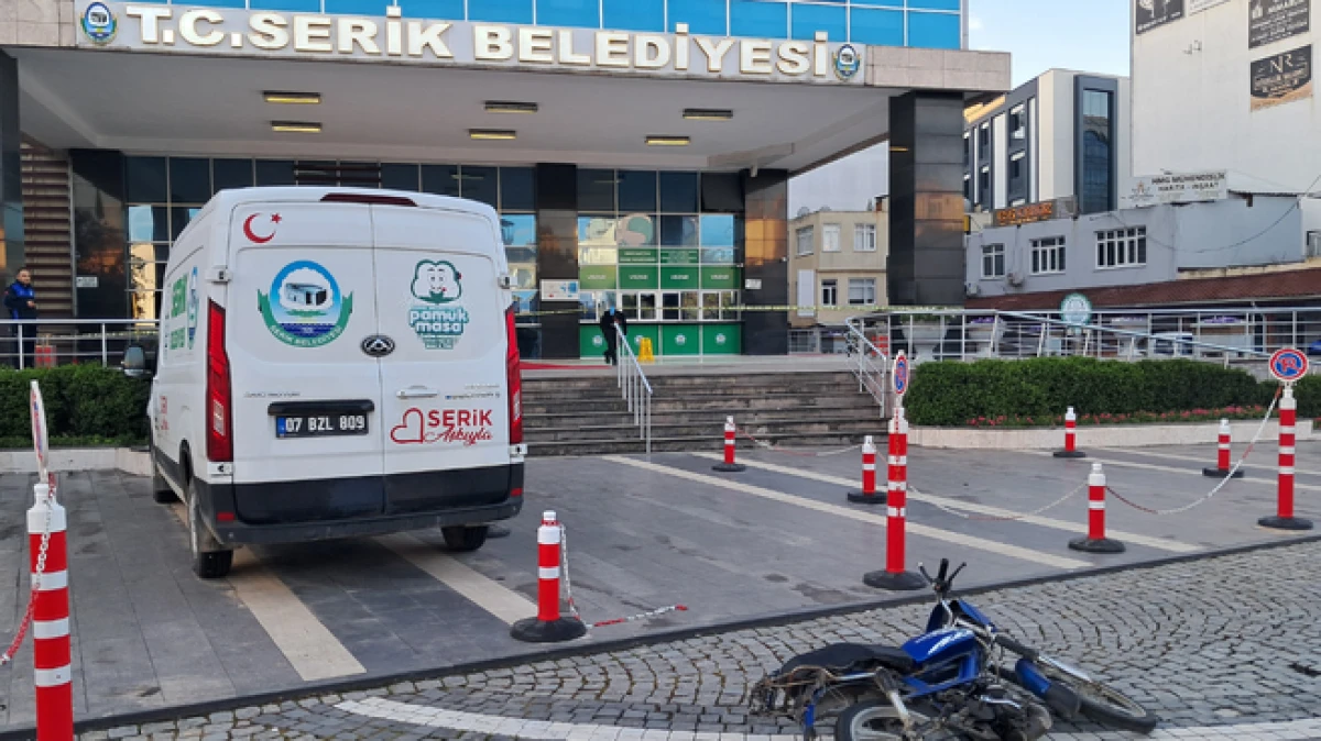 Serik Belediye binasına av t&uuml;feğiyle ateş a&ccedil;an ş&uuml;pheli g&ouml;zaltına alındı