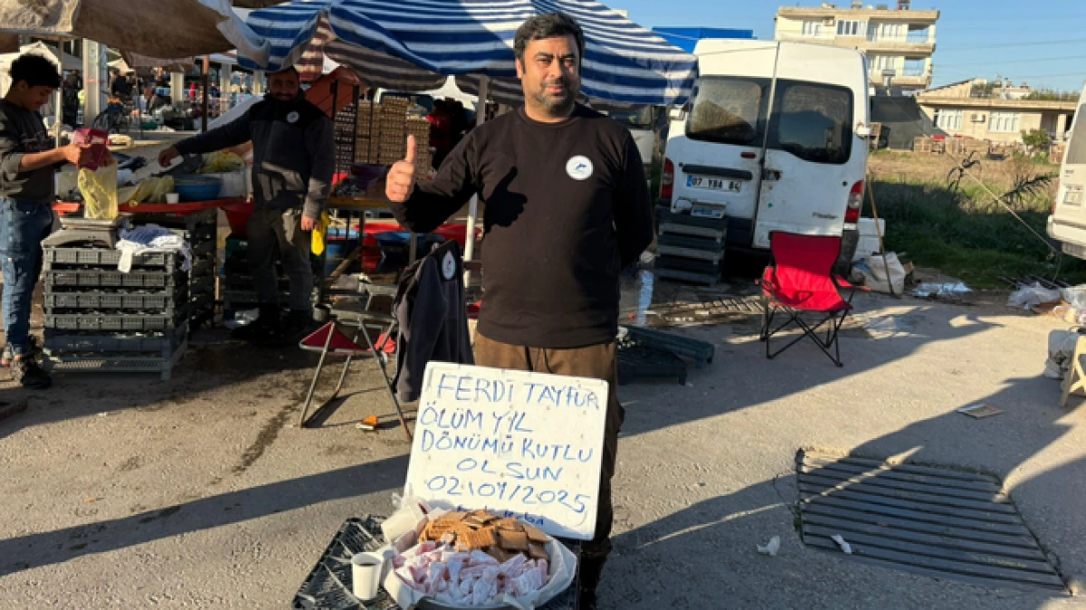 Serik&rsquo;te bir vatandaş Ferdi Tayfur'un &ouml;l&uuml;m yıld&ouml;n&uuml;m&uuml;nde lokum ve bisk&uuml;vi dağıttı   