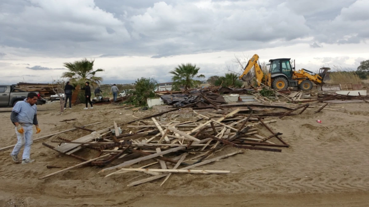 Side b&uuml;y&uuml;k plajda g&uuml;n&uuml;birlik 15 işletme yıkıldı 