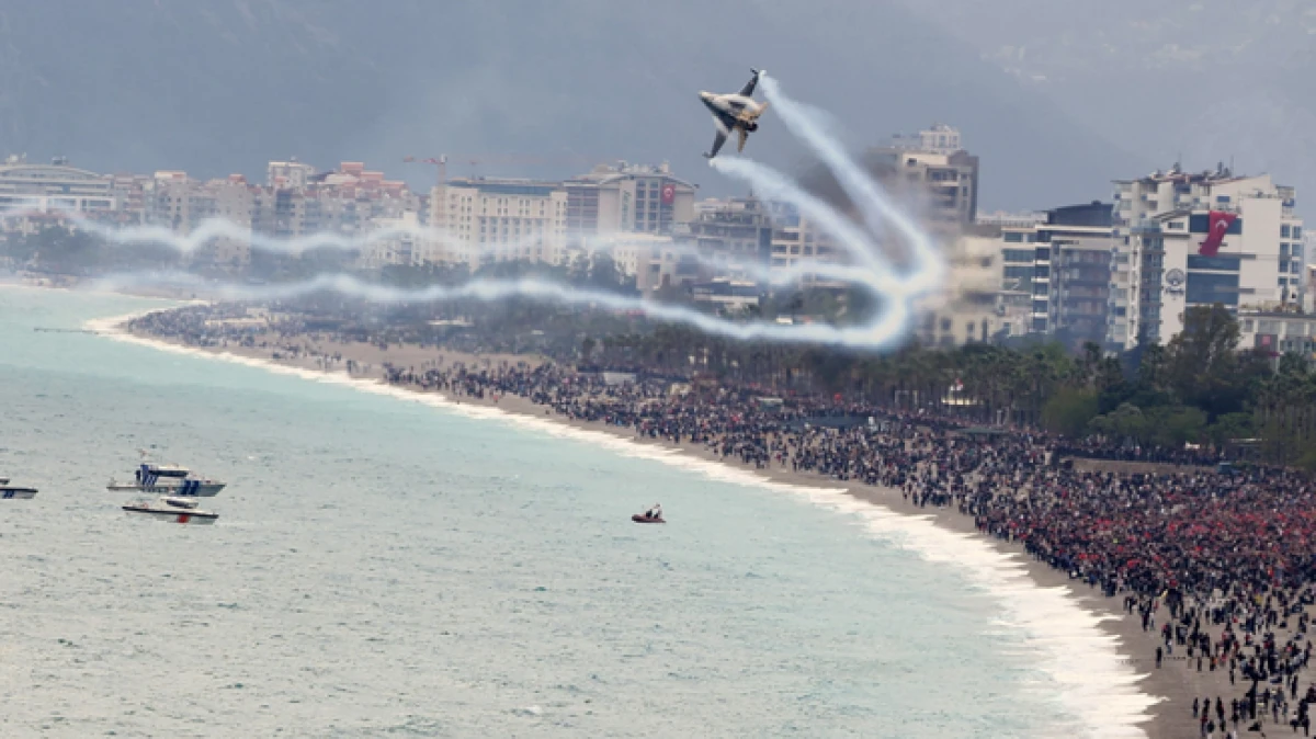 SOLOT&Uuml;RK Antalya'da nefes kesti: 23 Nisan kutlamalarında g&ouml;ky&uuml;z&uuml; bayraklarla buluştu   