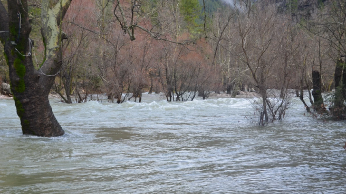 Toroslar'da yağış bereketi kuruyan &Uuml;z&uuml;mdere Irmağını yeniden canlandırdı, şelaleler coştu 