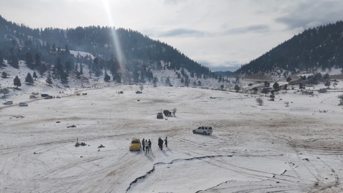 Torosların zirveleri beyaza b&uuml;r&uuml;nd&uuml;, Antalyalılar kar keyfini doyasıya yaşadı 