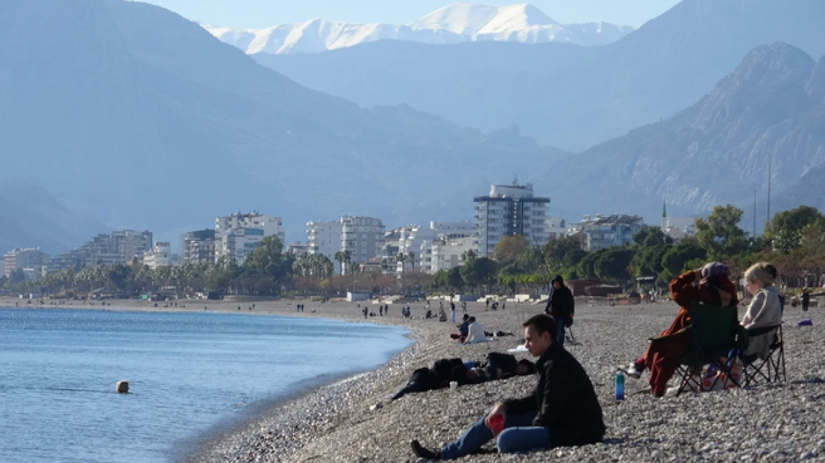 T&uuml;rkiye kar esaretindeyken, Antalya'da kar manzarası eşliğinde denize girdiler  