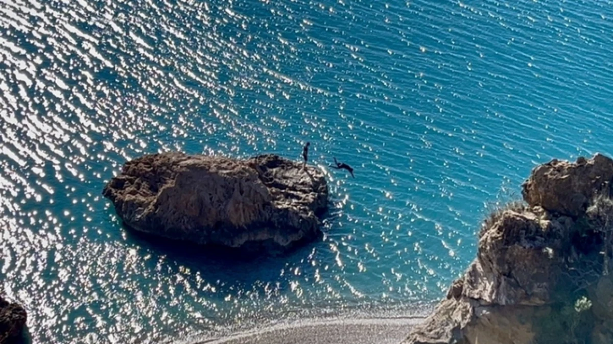 T&uuml;rkiye kar tatilindeyken Antalya'da &ouml;ğrenciler deniz keyfi yaptı   