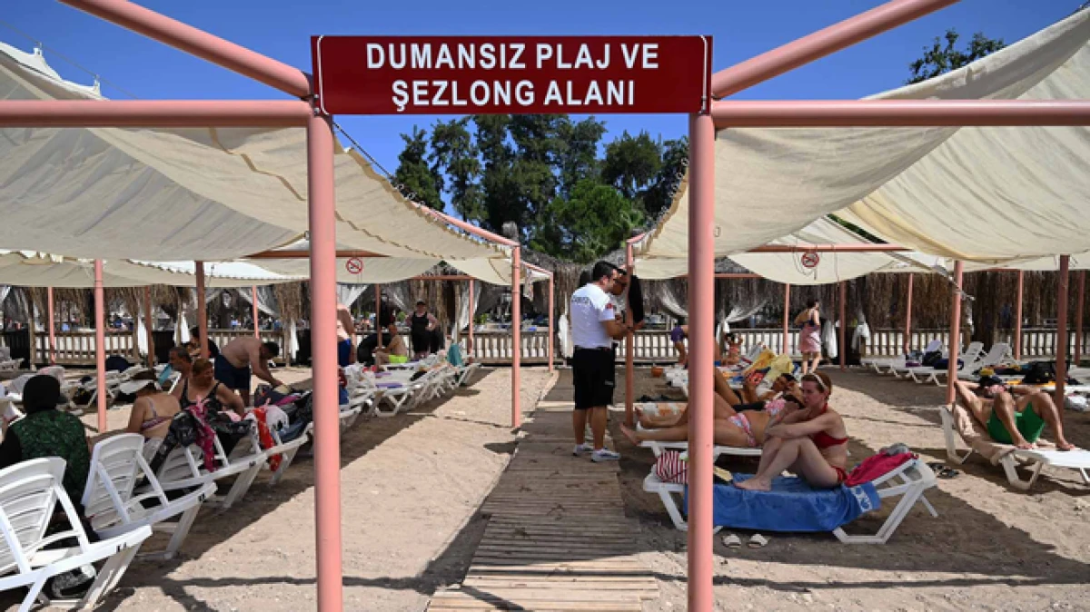 &Uuml;nl&uuml; turizm merkezlerinden Kemer'de &ldquo;Dumansız Plaj&rdquo; uygulaması başladı