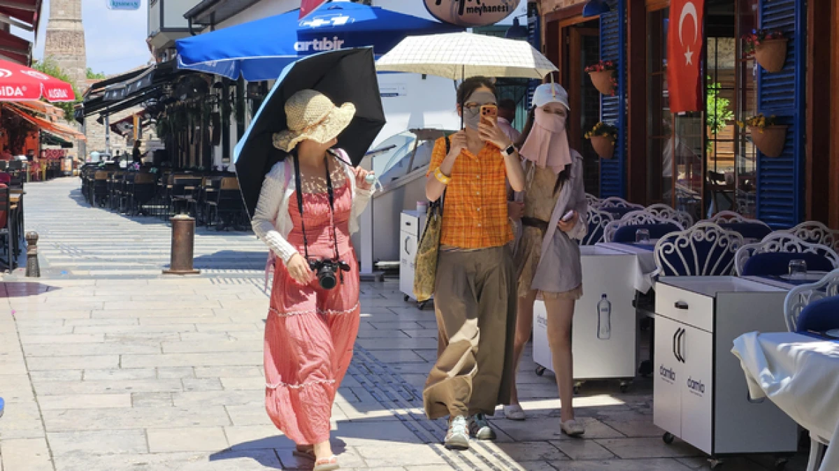 Uzak Doğulu turistlerden Antalya&rsquo;da &lsquo;sıcak&rsquo; &ouml;nlemi