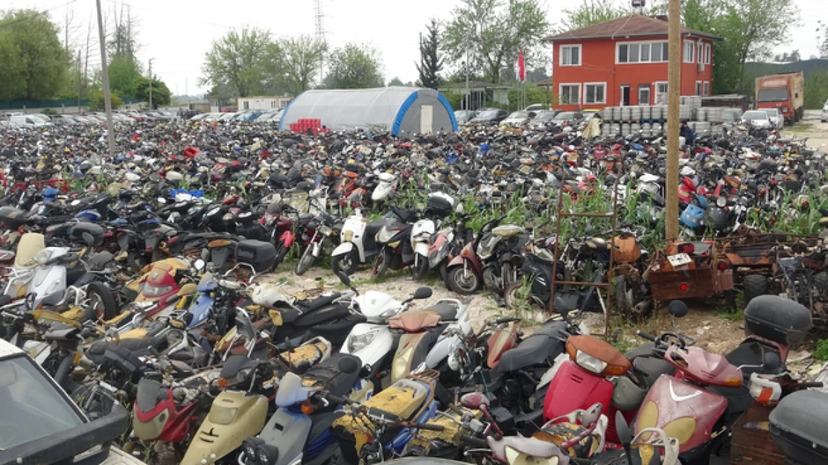 Yediemin otoparkları ara&ccedil; mezarlığına d&ouml;nd&uuml;, milyonluk ara&ccedil;larla hurdaya d&ouml;nenler aynı alanda sahiplerini bekliyor   
