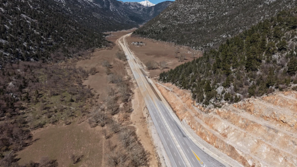 Yeniden ulaşıma a&ccedil;ılan Antalya-Konya kara yolu havadan g&ouml;r&uuml;nt&uuml;lendi   